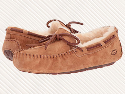 Zapatillas de andar por casa de piel de cordero y cuero marca UGG Dakota tipo mocasin con suela de goma o caucho